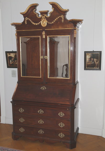 Aufsatzschreibschrank, Altona, Manufaktur Köster, um 1790 Sekretär, Altona, Manufaktur Köster, Hamburg, norddeutsch, 18. Jhdt., Mahagoni, Eiche, vergoldete Schnitzereien, Kreide und Bolusgrund