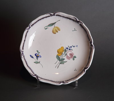 Stralsund, um 1760 tiefer Fayenceteller, Stralsund, um 1760 mit farbiger Muffelmalerei
