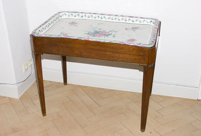 Fayencetisch Fayencetisch