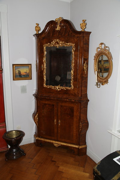 höfischer Spiegeleckschrank, Schleswig-Holstein, um 1770 Spiegeleckschrank, Schleswig-Holstein, 18. Jahrhundert, vergoldet, geschnitzt, furniert