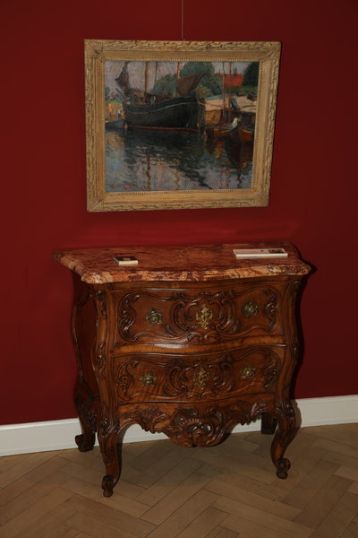 sehr feine, kleine, Rokoko-Kommode, Nussholz, teils geschnitzt. Südfrankreich, um 1760 feine, südfranzösische, Rokoko-Kommode, Nussholz, teils geschnitzt mit originalem Beschlag und feiner Marmordeckplatte, Provenienz, Julius Böhler, München