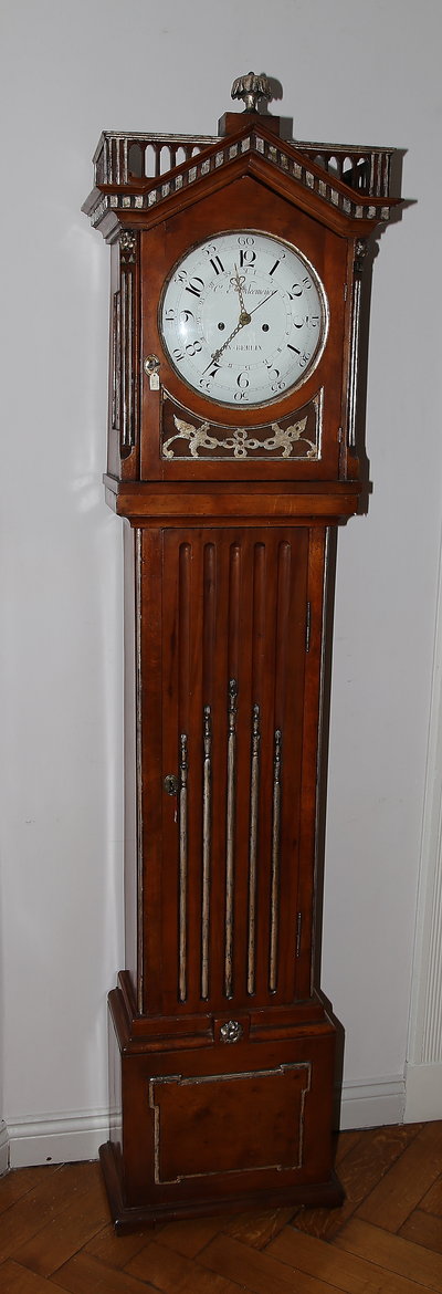seltene, feine Berliner Standuhr, Hofuhrmacher Kleemeyer, Berlin, um 1800 feine Berliner Standuhr, Hofuhrmacher Kleemeier in Berlin, Mahagoni, teils geschnitzt und versilbert, 8 Tagewerk mit Datum und Schlag