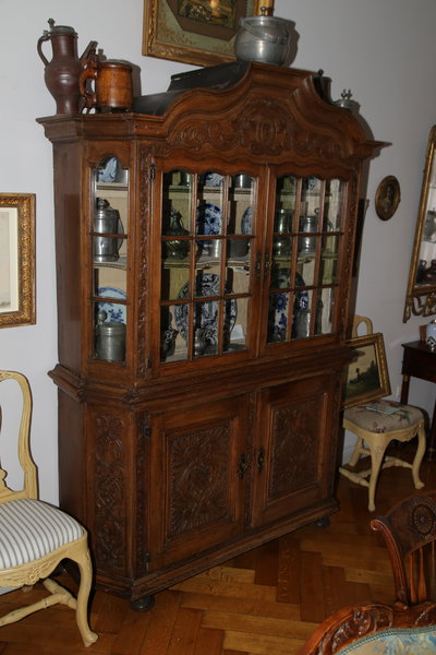 feiner, kleiner, bergischer Vitrininenschrank, 2. Hälfte 18. Jahrhundert feiner, eichener, bergischer Vitrinineschrank, teils geschnitzt, 2. Hälfte 18. Jahrhundert