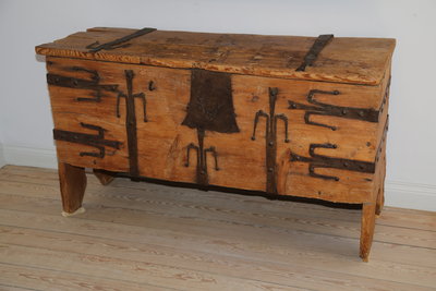 seltene, frühe Seitenstollentruhe, Eisenbeschlag überwiegend original, 14. Jahrhundert seltene, frühe Seitenstollentruhe, Eisenbeschlag überwiegend original, 14. Jahrhundert